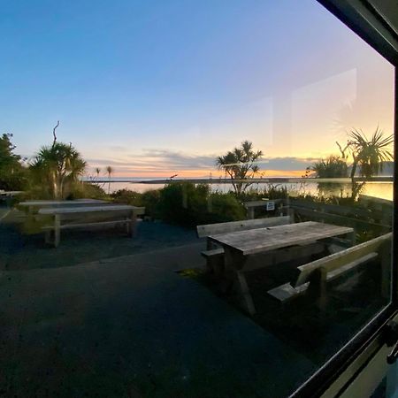 Lake Ferry Hotel Villas Pirinoa Екстер'єр фото