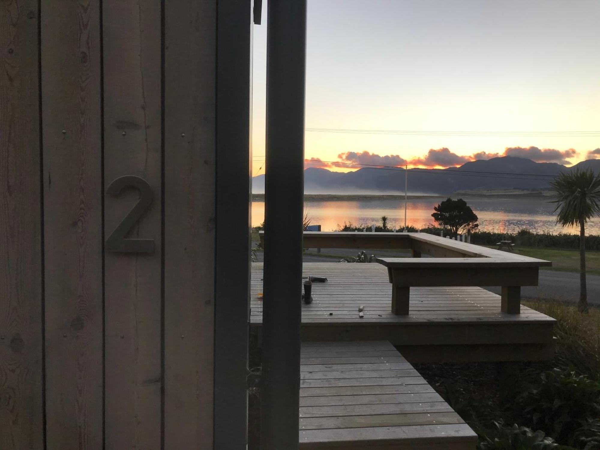 Lake Ferry Hotel Villas Pirinoa Екстер'єр фото