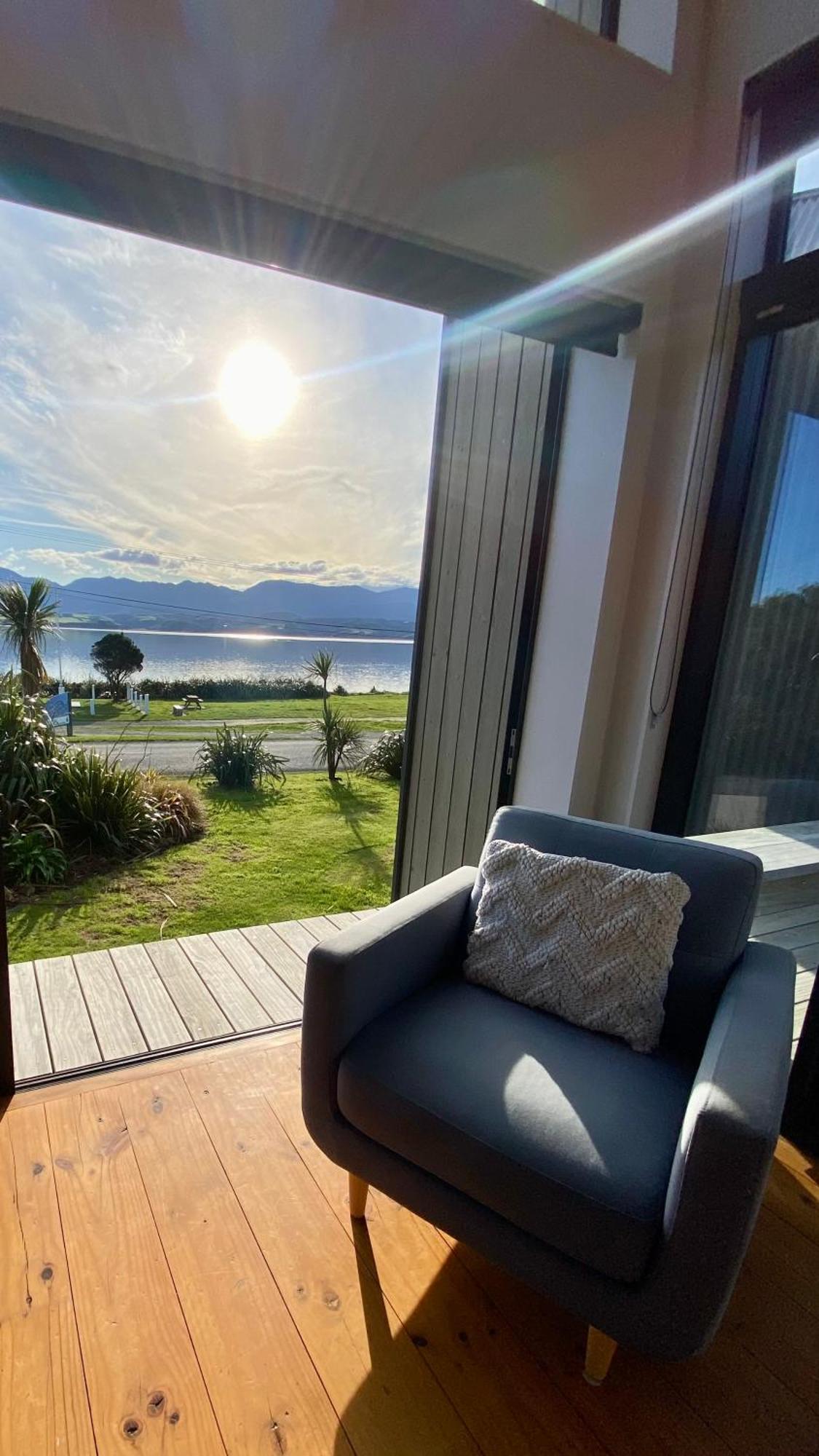 Lake Ferry Hotel Villas Pirinoa Екстер'єр фото